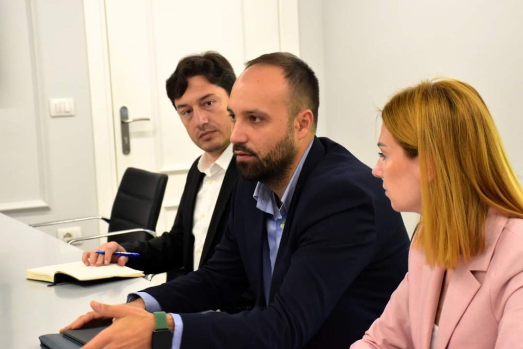 Yosh ayolning mushukining shaxsiy fotosurati